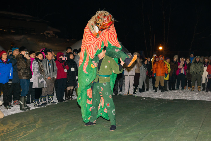 A dancing lion and audience